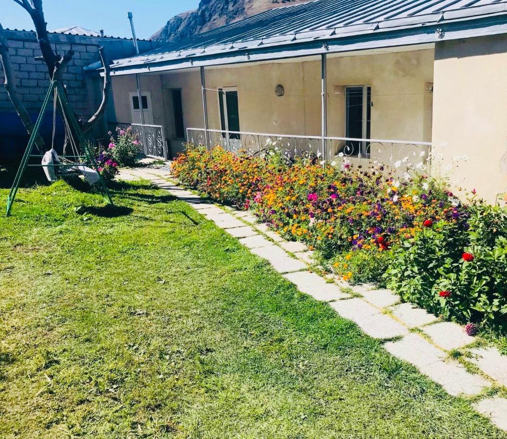 Mikheil Pitskhelauri Guest House Kazbegi Exteriör bild